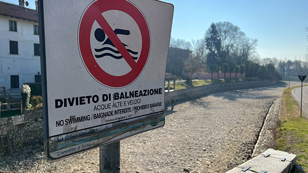 Schilder warnen normalerweise davor, nicht ins Wasser zu gehen.