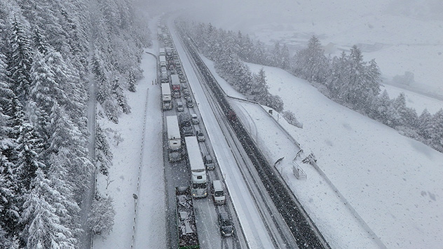  Intensive Schneefälle haben eine mehrere Stundenlange Sperre der Brennerautobahn zur Folge.