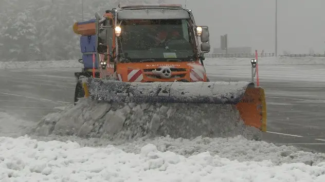Räumfahrzeug im Schnee auf der Brenner Autobahn