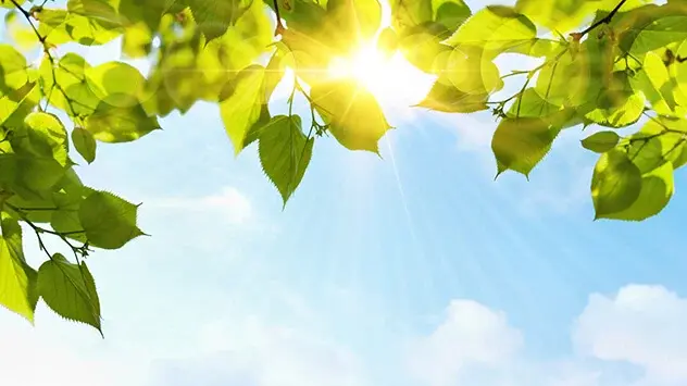 Zelfs in het voorjaar kan de zonkracht intens zijn en daarom is UV-bescherming noodzakelijk zodra de eerste zonnestralen verschijnen.
