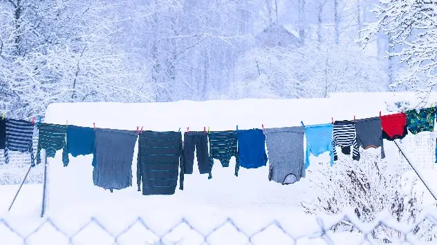 clothes hang to dry
