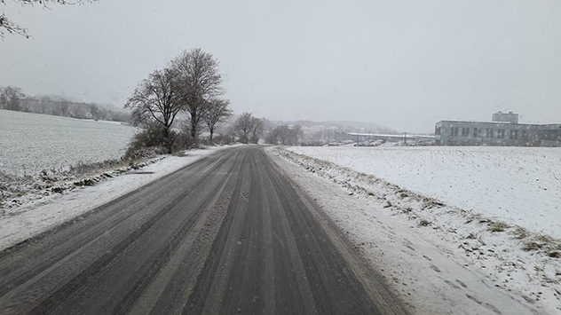 Schnee im Sauerland auf einer Straße