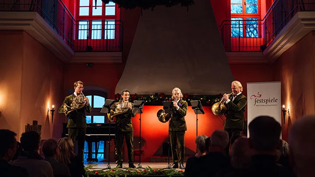 Weihnachtsmarkt auf Schloss Ulrichshusen - Bild: TMV/Petermann Das Hornquartett “german hornsound”.