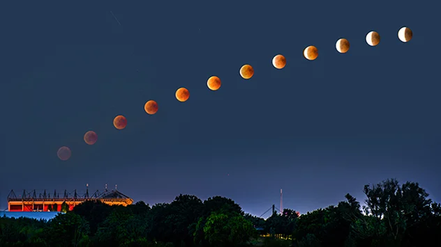 Verlaufsmontage der totalen Mondfinsternis vom Juli 2018. 