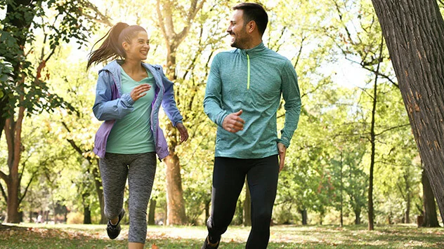 Paar joggt im Park im Frühling