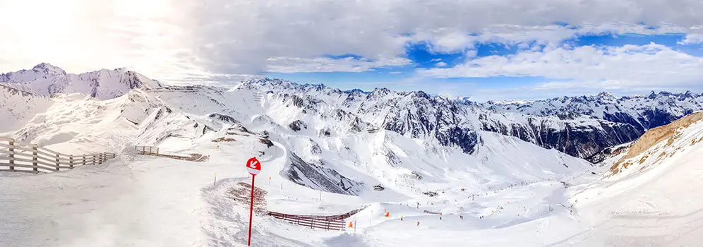 Blick über eine Skipiste in Österreich