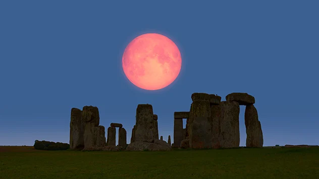 Mondfinsternis über Stonehenge - Erdtrabant arangen verfärbt