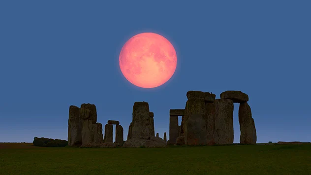 Bild: dpa Mondfinsternis über Stonehenge - Erdtrabant arangen verfärbt