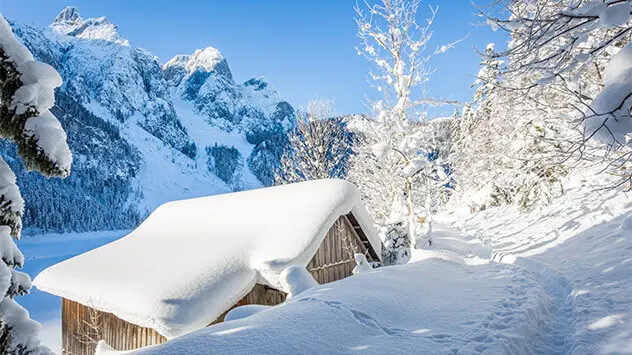 Verschneite Hütte im Salzkammergut im Salzburger Land
