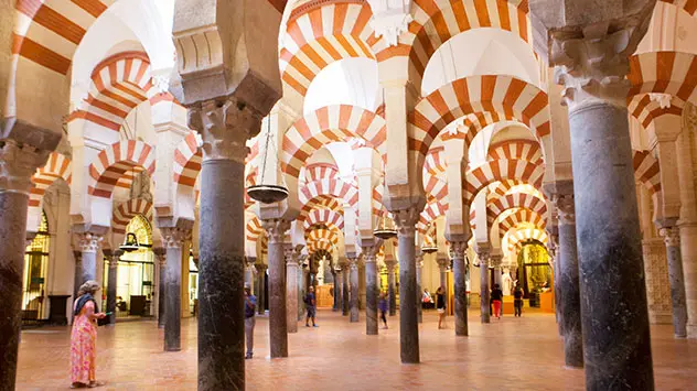 Der große Betsaal in der Kathedrale Mezquita von Córdoba