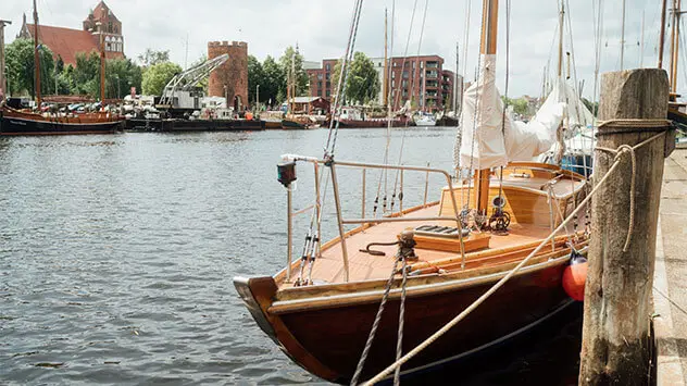 Altes restauriertes Boot im Hafen von Greifswald