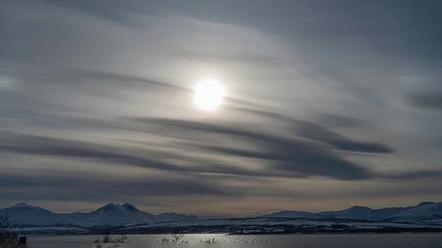 Cirrostratus und Altostratus über schneedeckten Bergen