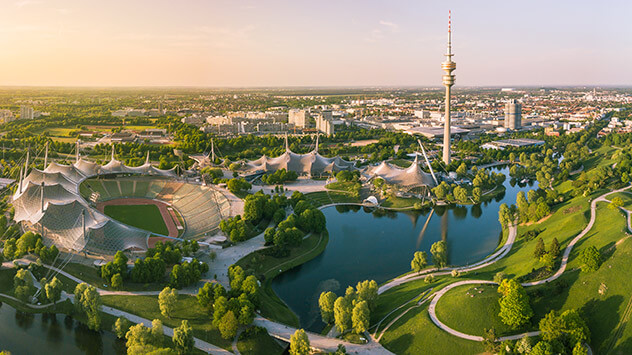 Blick vom Olympiaberg über den Olympiapark und das Olympiastadion