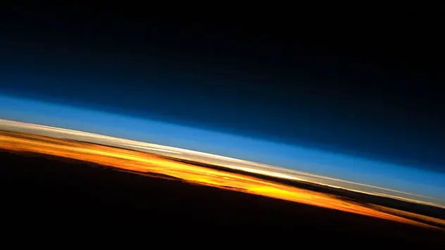 Vom der Internationalen Raumstation aus ist die Atmosphäre als Hülle um die Erde zu erkennen. 