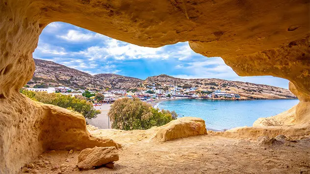 Blick aus den Matala-Höhlen auf den Strand