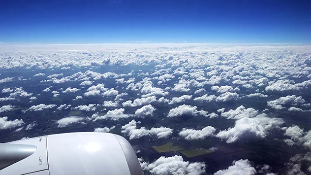 Flache Cumuli zieren den Sommerhimmel. Die Abstände zu den Wolken sind groß. 