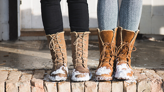 Zwei Paar Winterschuhe dreckig mit Schneematsch 