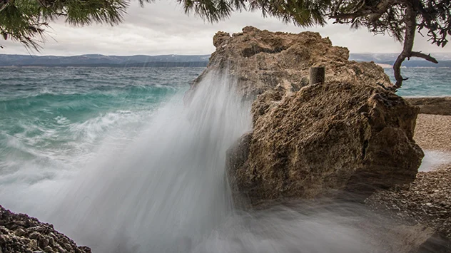 Jugo bringt unruhige See an der Küste Kroatiens, bewölkter Himmel
