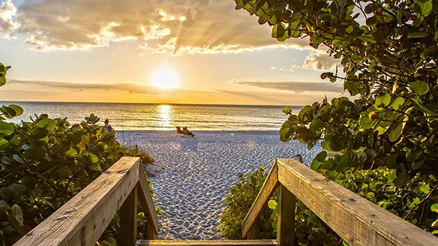 Sonnenuntergang über dem Meer und einem Strand