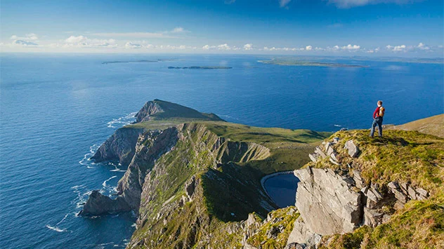 Wanderer blickt vom Saddle Head auf Achill Island