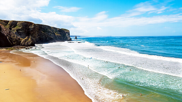 Blick auf den Strand und Surfer bei Benagil