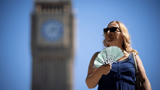 Una mujer se refresca con un abanico en el distrito londinense de Westminster. 