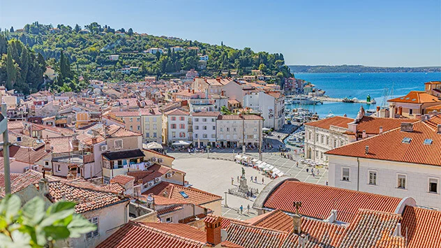 Blick über den Piran und das Meer