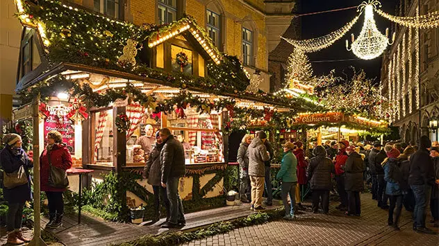 Beleuchteter Glühweinverkaufsstand auf dem Hannoveraner Weihnachtsmarkt