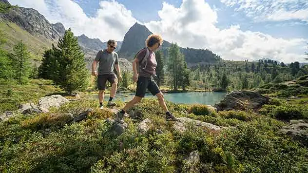 Ein Paar unterwegs auf dem Paznauner Höhenweg