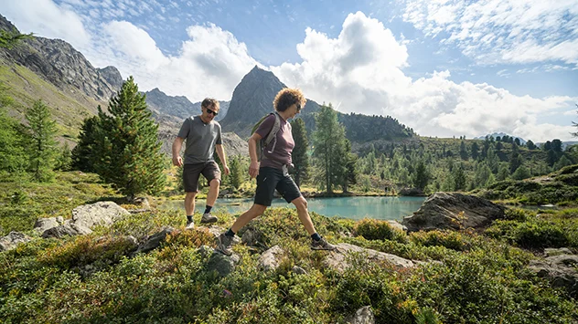 Ein Paar unterwegs auf dem Paznauner Höhenweg