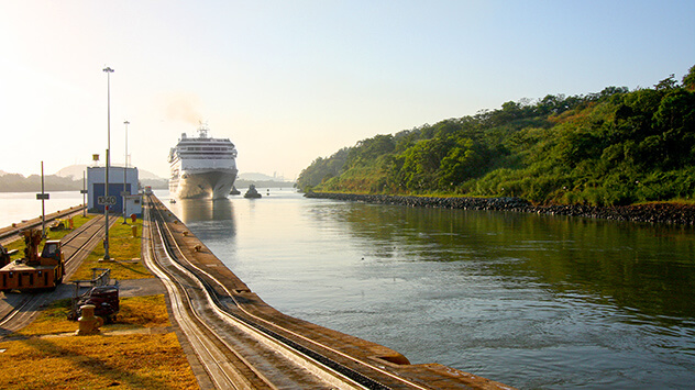 Schiff auf dem Panama-Kanal