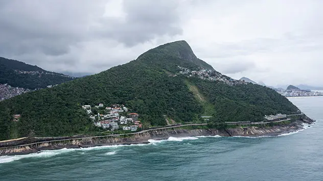 Der Südostpassat führt vom Atlantik her feucht-warme Luft heran. An den Küsten Südbrasiliens bilden sich Regenwolken.