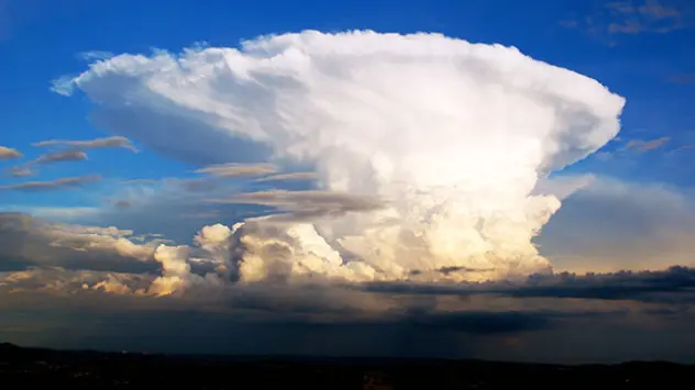 Hohe Cumulonimbuswolke mit Eisschirm am Horizont