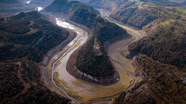 © dpa Dürre in Spanien: Fluss ist nur noch Rinnsal