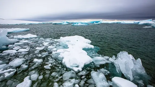 Vjetar i oceanske struje opetovano razbijaju morski led ili guraju ledena polja zajedno.