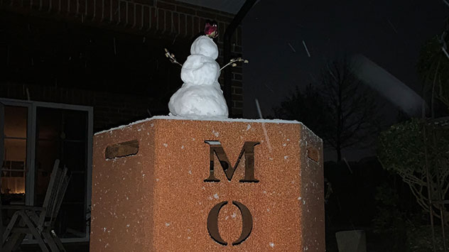 Die weiße Pracht nördlich von Bremen reicht für den Bau eines kleinen Schneemanns.