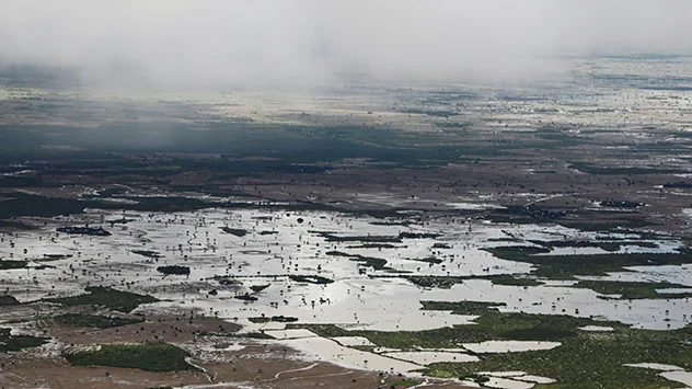 Ein Luftbild zeigt überflutete Felder nach schweren Regenfällen in Somalia.