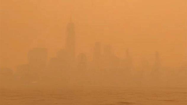 Orașul New York a fost complet învăluit într-un nor de fum dăunător pentru sănătate. Fumul provine de la numeroasele incendii de pădure din Canada.