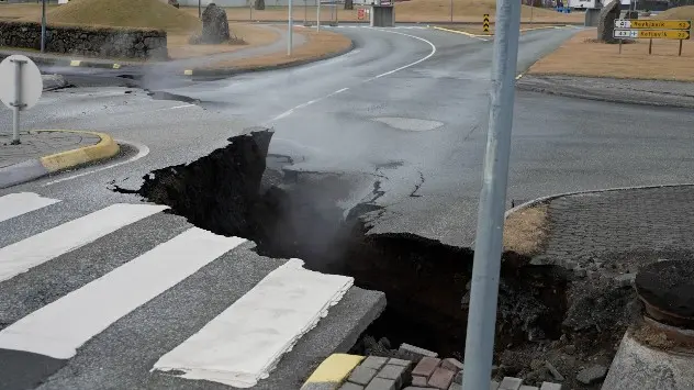 sprækker i vejen i Grindavík