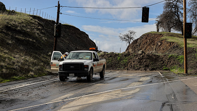 Erdrutsch blockiert Straße in Kalifornien