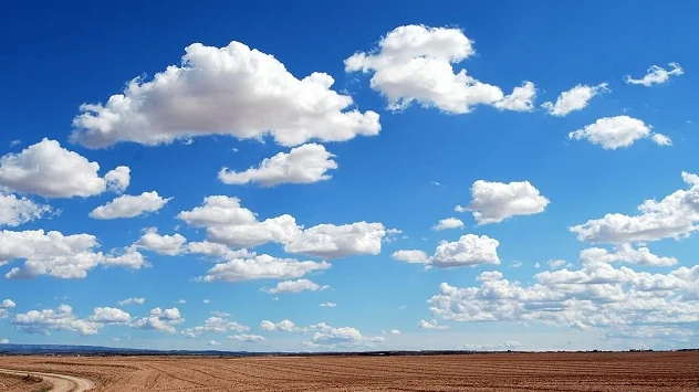 Nubes de tipo cúmulos. Situados a una distancia entre 200 y 2500 metros, son conocidos por su forma aparentemente esponjosa, similar al algodón.