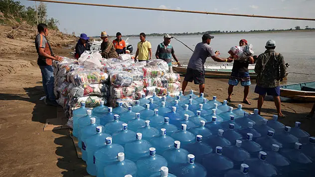 Mitarbeiter und Freiwillige bringen Lebensmittel und Wasser zu den von der Dürre betroffenen Menschen.