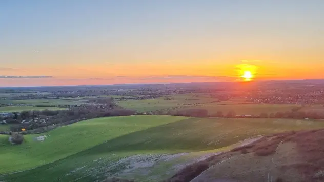 A spring sunset in Dunstable Downs from 2023.