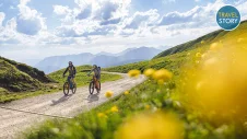 Mountainbiker in den Bergen des Trentinos