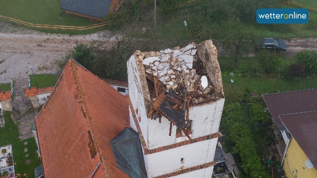 Die Spitze des Kirchturms stürzte während des Unwetters regelrecht ein.