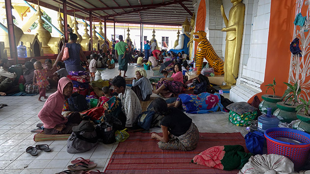 Rettungskräfte evakuieren am Montag etwa 1.000 Menschen, die an der Westküste Myanmars vom 3,6 Meter tiefen Meerwasser eingeschlossen waren.