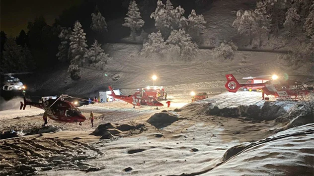 Dutzende Rettungskräfte samt mehreren Hubschrauber sind im Einsatz, um die sechste vermisste Person zu finden.
