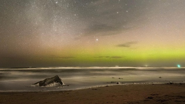 nordlys i Hirtshals med stjerner på himlen