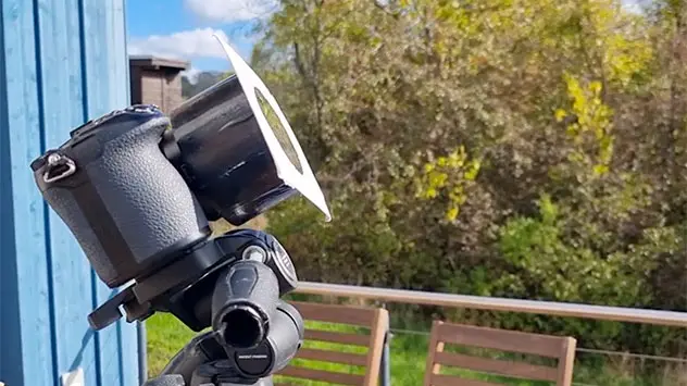 Mit solch einem Kameraaufsatz kann eine Sonnenfinsternis fotografiert werden.