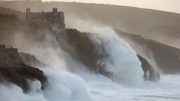 Große Wellen peitschen an die Küste der südenglischen Grafschaft Cornwall